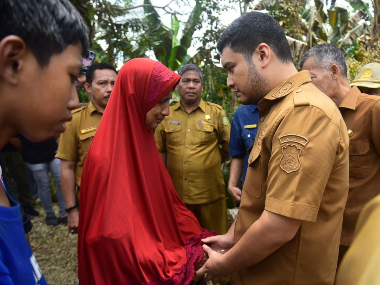 Bupati Alvin Kunjungi Korban Kebakaran di Desa Lawele
