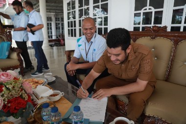 Pemkab Buton Terima Bantuan 10 Gerobak UMKM dari PLN Peduli
