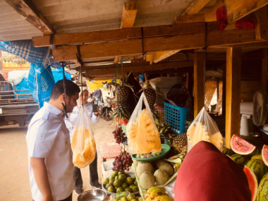 Bupati Alvin Sidak Program “Rabu Belanja” di Pasar Kaloko