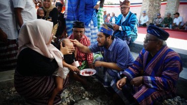 Ritual Adat Picundupia Digelar di Pantai Wajo, Diikuti 90 Anak Bayi